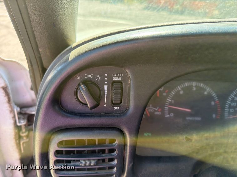 image for item FU1105 2002 Dodge Ram 3500 flatbed pickup truck