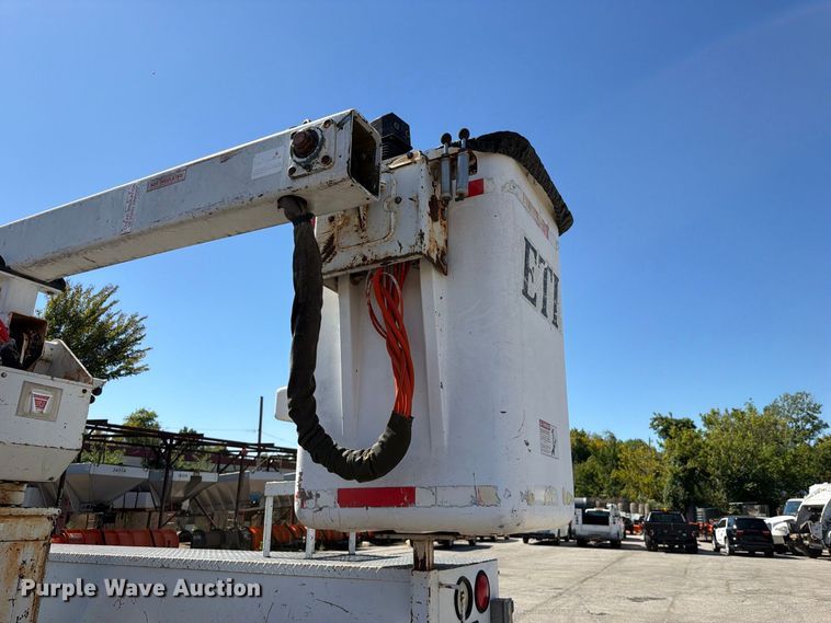 image for item FU1111 1999 Ford F450 Super Duty bucket truck