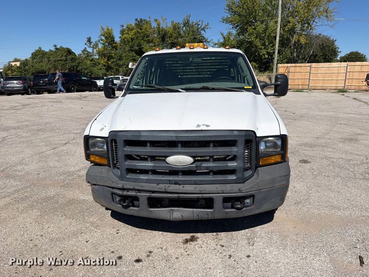 image for item FU1114 2006 Ford F350 Super Duty Crew Cab pickup truck