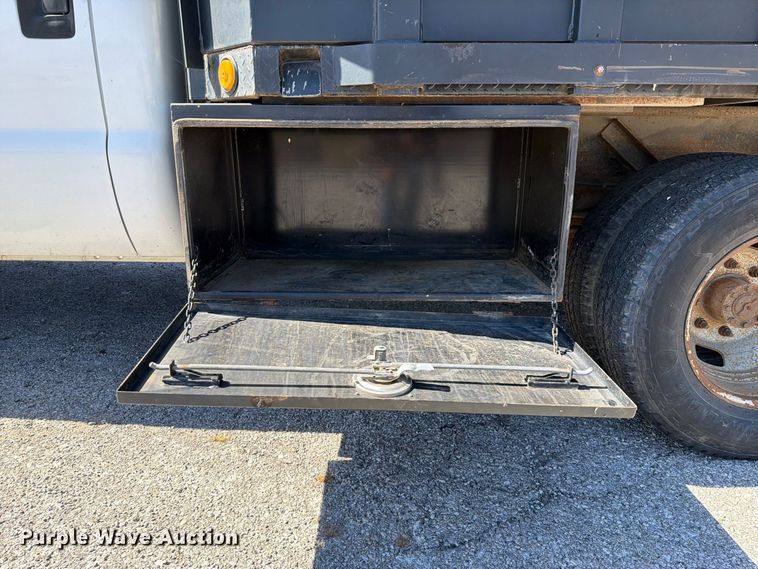 image for item FU1114 2006 Ford F350 Super Duty Crew Cab pickup truck