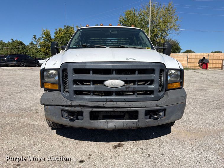 image for item FU1114 2006 Ford F350 Super Duty Crew Cab pickup truck