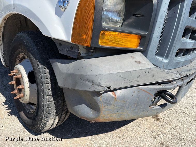 image for item FU1114 2006 Ford F350 Super Duty Crew Cab pickup truck