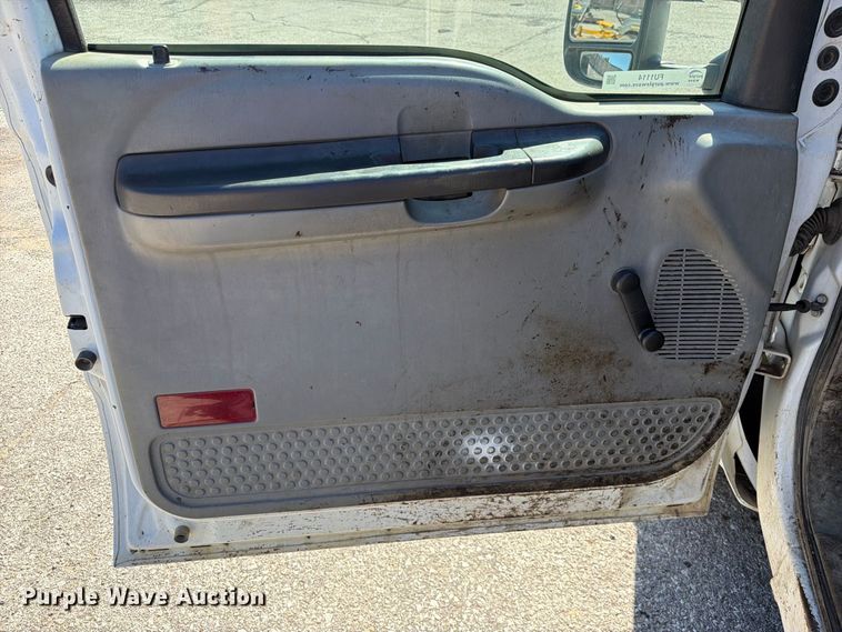 image for item FU1114 2006 Ford F350 Super Duty Crew Cab pickup truck