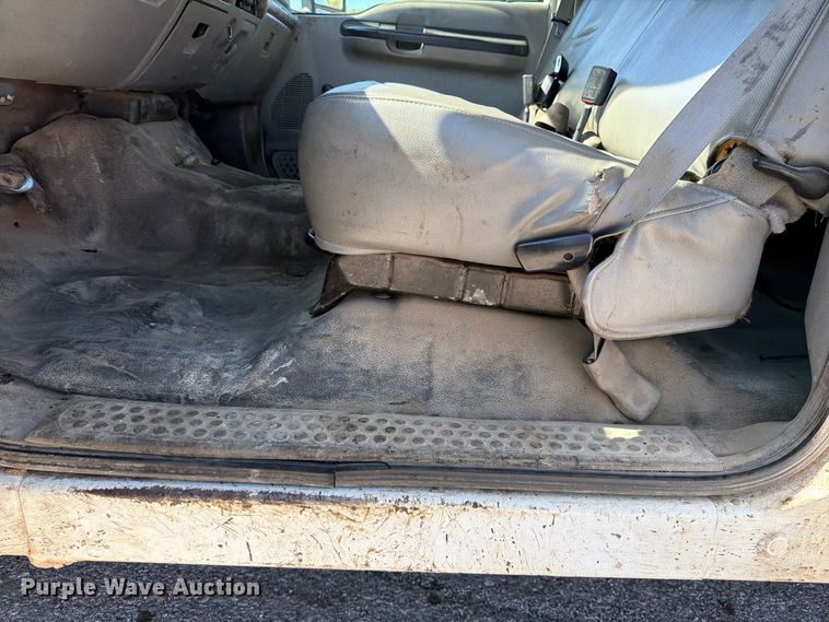 image for item FU1114 2006 Ford F350 Super Duty Crew Cab pickup truck