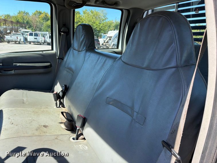 image for item FU1114 2006 Ford F350 Super Duty Crew Cab pickup truck