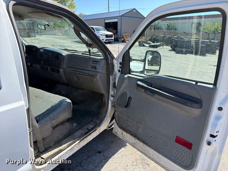 image for item FU1114 2006 Ford F350 Super Duty Crew Cab pickup truck