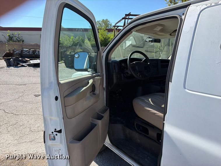 image for item FU1117 2005 Chevrolet Express 1500 van