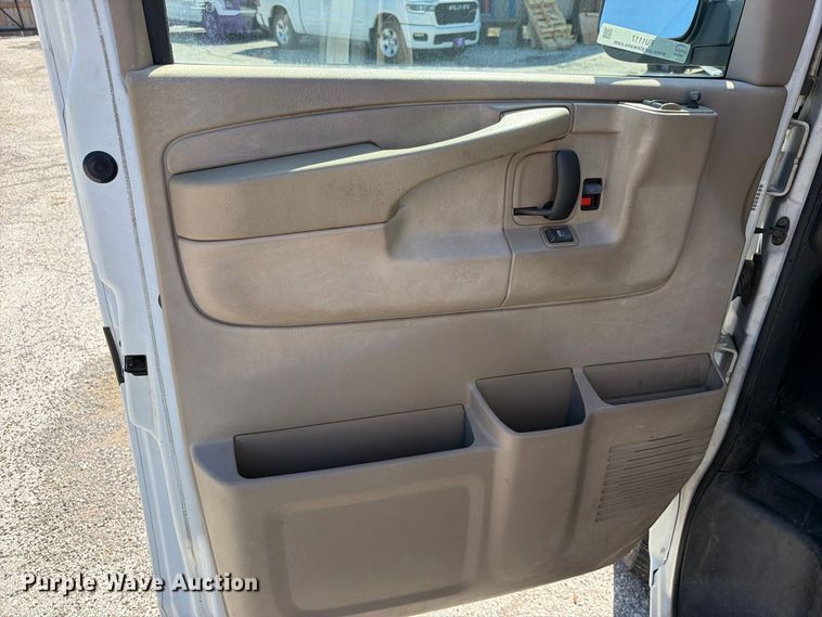 image for item FU1117 2005 Chevrolet Express 1500 van