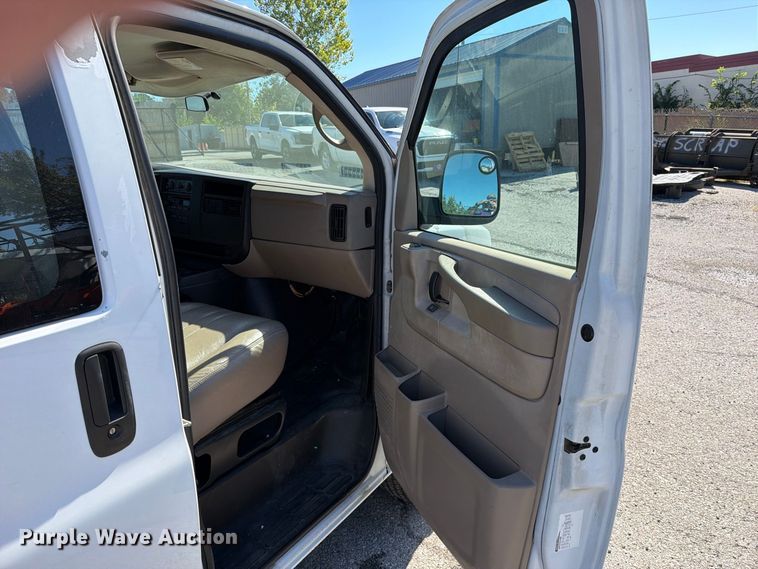 image for item FU1117 2005 Chevrolet Express 1500 van