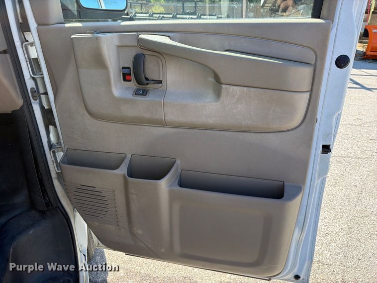 image for item FU1117 2005 Chevrolet Express 1500 van