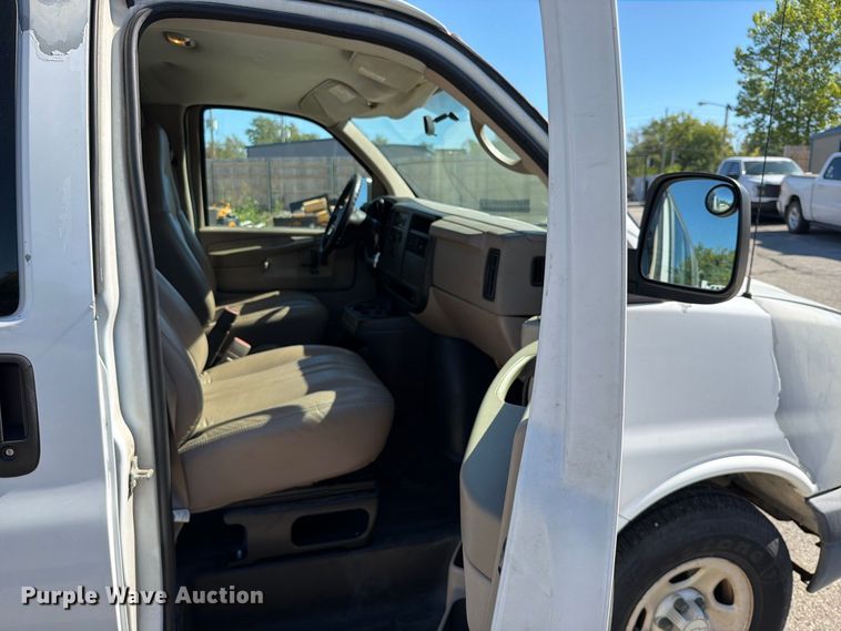 image for item FU1117 2005 Chevrolet Express 1500 van