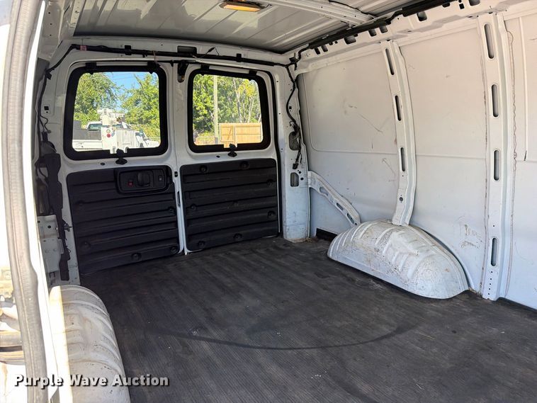 image for item FU1117 2005 Chevrolet Express 1500 van