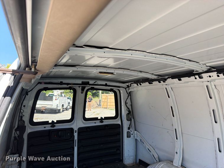 image for item FU1117 2005 Chevrolet Express 1500 van
