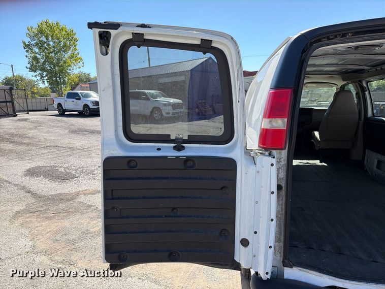 image for item FU1117 2005 Chevrolet Express 1500 van