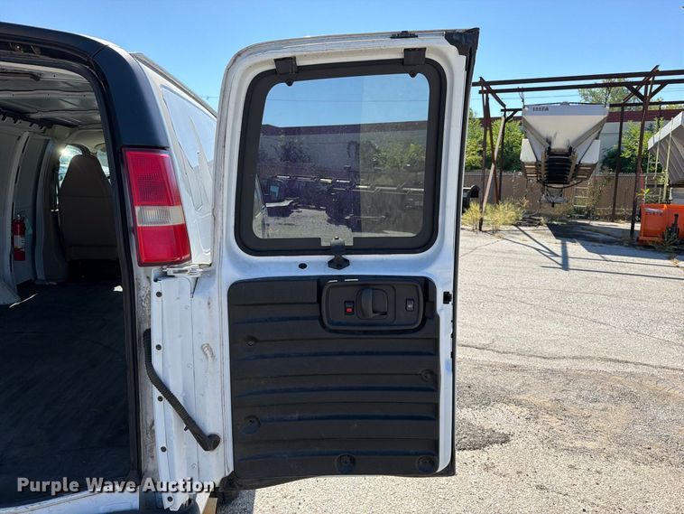 image for item FU1117 2005 Chevrolet Express 1500 van