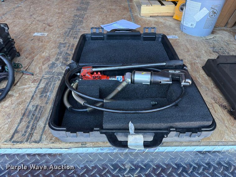 image for item FU1171 2002 Holman HMC8U hydraulic cable cutter