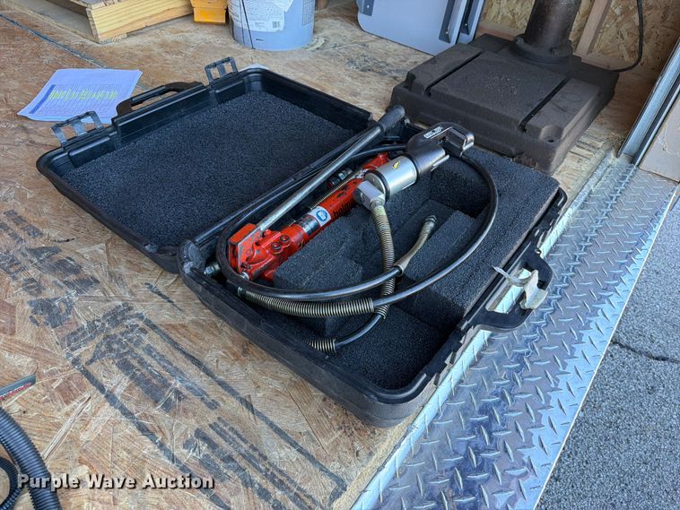 image for item FU1171 2002 Holman HMC8U hydraulic cable cutter