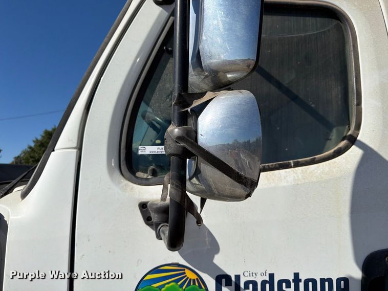 image for item FU4746 2014 Freightliner 108SD dump truck