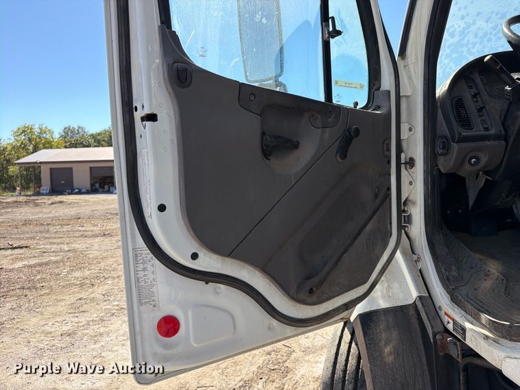 image for item FU4746 2014 Freightliner 108SD dump truck