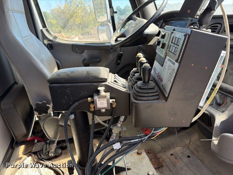 image for item FU4746 2014 Freightliner 108SD dump truck