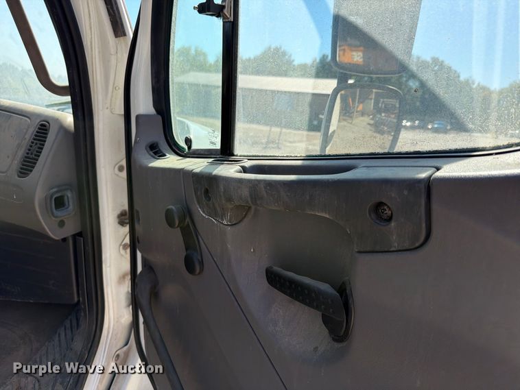 image for item FU4746 2014 Freightliner 108SD dump truck