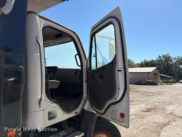 image for item FU4746 2014 Freightliner 108SD dump truck