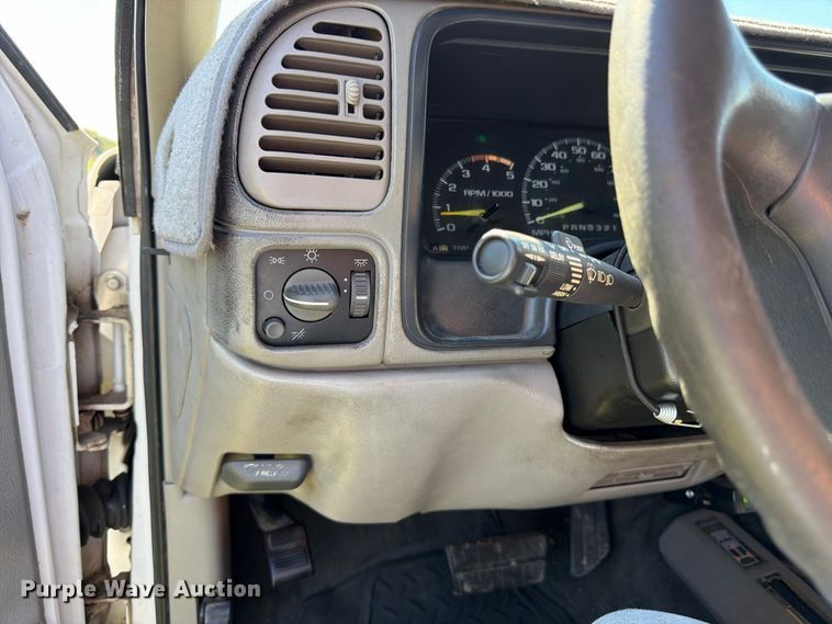 image for item DT3036 1999 GMC Sierra 3500 Crew Cab pickup truck