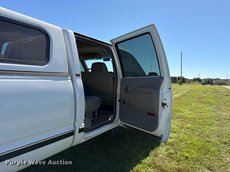 image for item DT3036 1999 GMC Sierra 3500 Crew Cab pickup truck