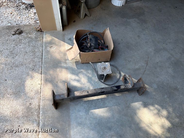 image for item DT3042 2015 Ford F250 Super Duty Ext. Cab dump flatbed pickup truck