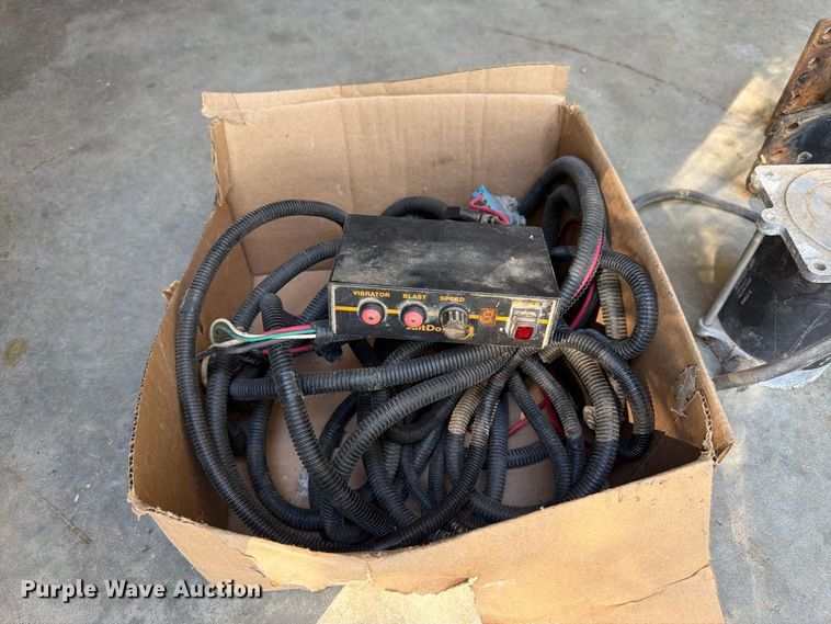 image for item DT3042 2015 Ford F250 Super Duty Ext. Cab dump flatbed pickup truck
