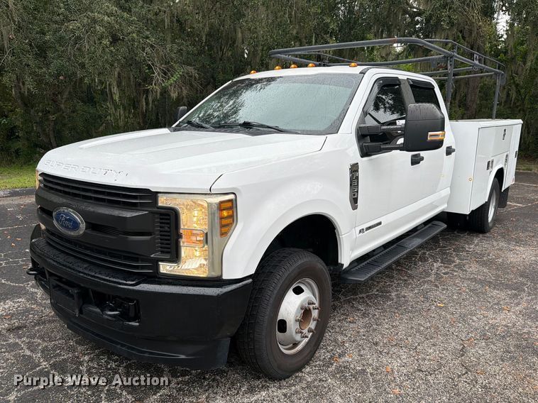 image for item DV7397 2018 Ford F350 Super Duty Crew Cab utility bed pickup truck