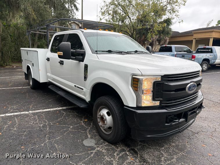 image for item DV7397 2018 Ford F350 Super Duty Crew Cab utility bed pickup truck