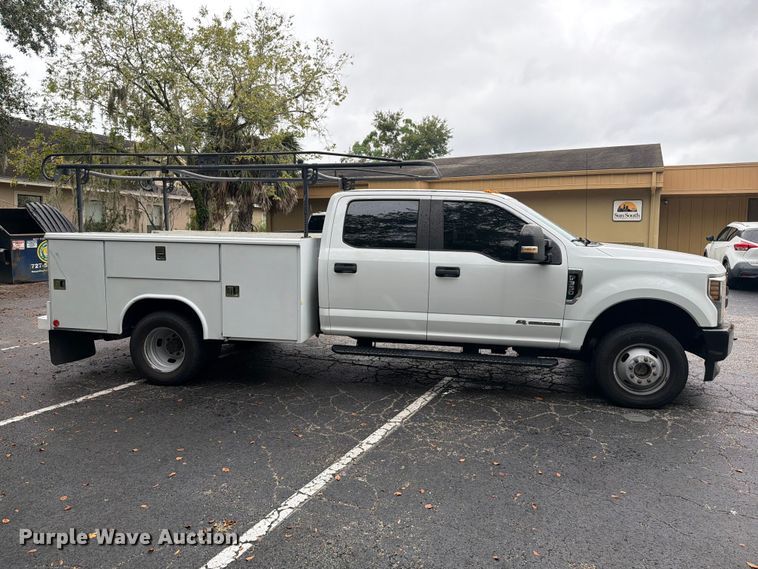 image for item DV7397 2018 Ford F350 Super Duty Crew Cab utility bed pickup truck
