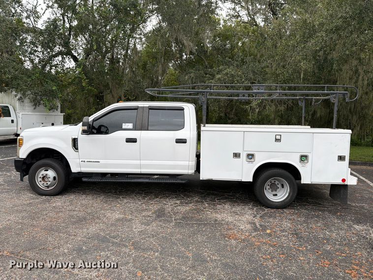 image for item DV7397 2018 Ford F350 Super Duty Crew Cab utility bed pickup truck