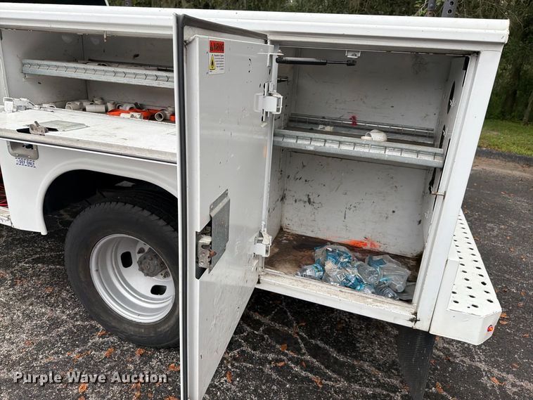 image for item DV7397 2018 Ford F350 Super Duty Crew Cab utility bed pickup truck