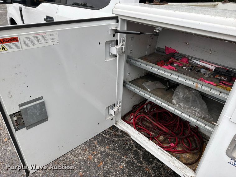 image for item DV7397 2018 Ford F350 Super Duty Crew Cab utility bed pickup truck
