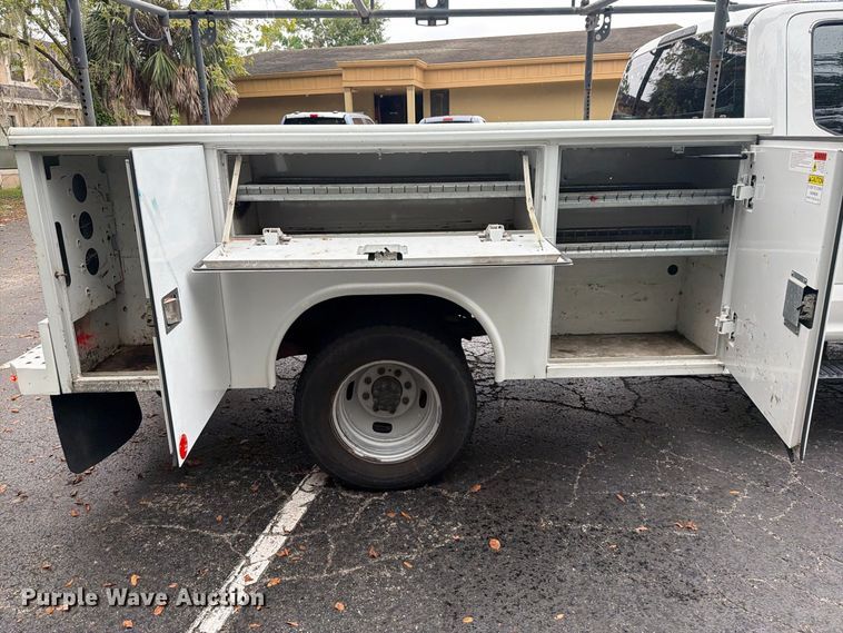 image for item DV7397 2018 Ford F350 Super Duty Crew Cab utility bed pickup truck