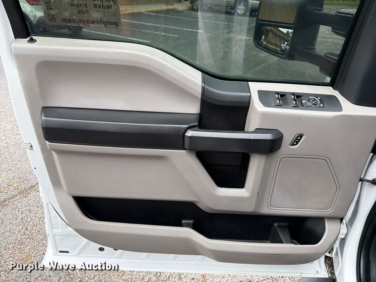 image for item DV7397 2018 Ford F350 Super Duty Crew Cab utility bed pickup truck