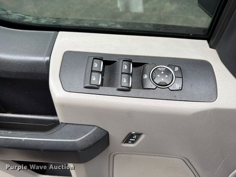 image for item DV7397 2018 Ford F350 Super Duty Crew Cab utility bed pickup truck