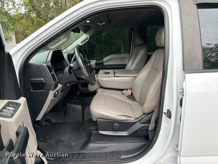 image for item DV7397 2018 Ford F350 Super Duty Crew Cab utility bed pickup truck