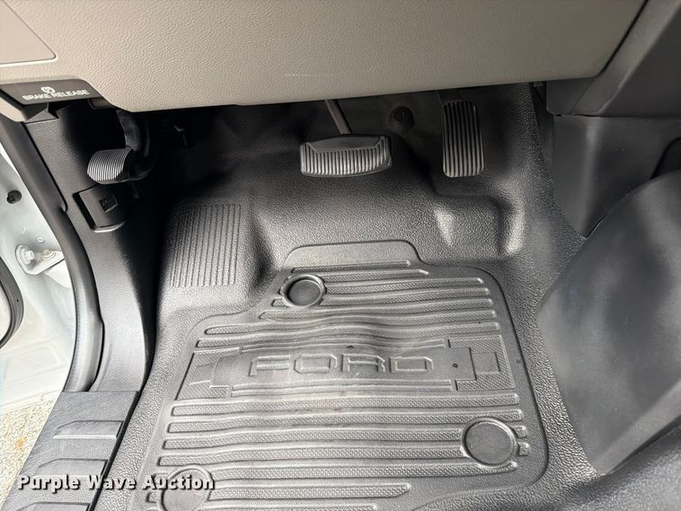 image for item DV7397 2018 Ford F350 Super Duty Crew Cab utility bed pickup truck