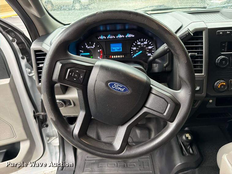 image for item DV7397 2018 Ford F350 Super Duty Crew Cab utility bed pickup truck