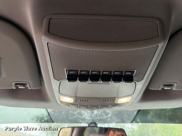 image for item DV7397 2018 Ford F350 Super Duty Crew Cab utility bed pickup truck