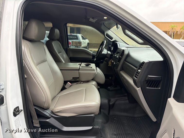 image for item DV7397 2018 Ford F350 Super Duty Crew Cab utility bed pickup truck