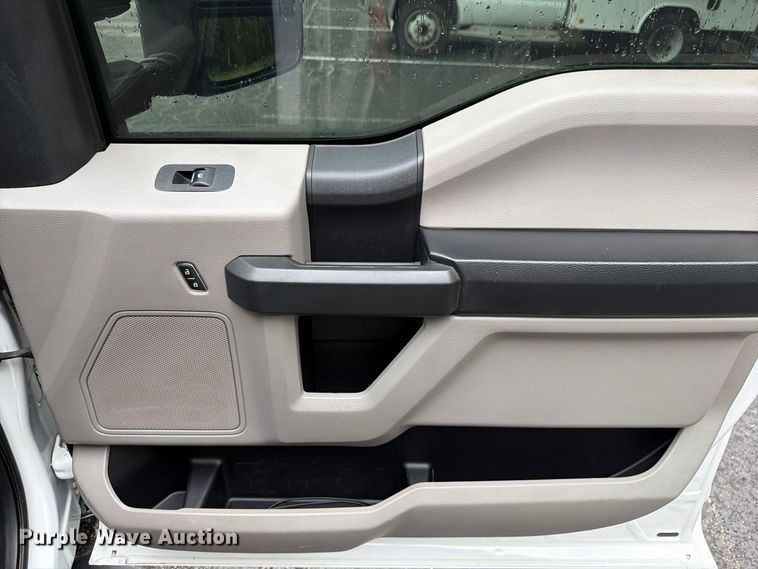 image for item DV7397 2018 Ford F350 Super Duty Crew Cab utility bed pickup truck