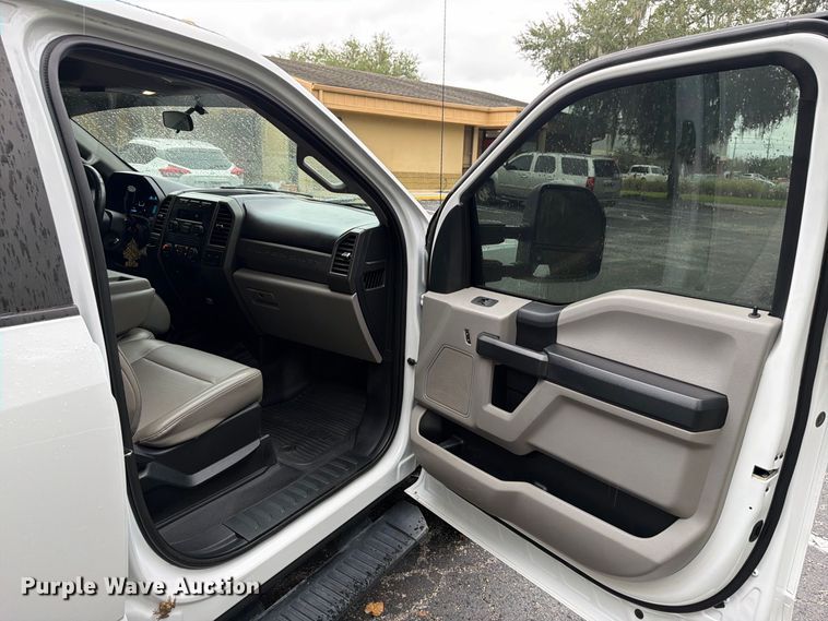 image for item DV7397 2018 Ford F350 Super Duty Crew Cab utility bed pickup truck