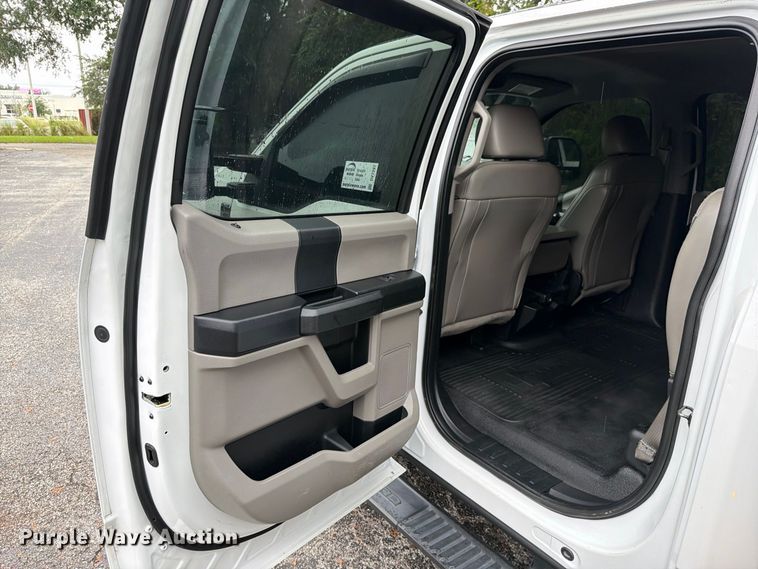 image for item DV7397 2018 Ford F350 Super Duty Crew Cab utility bed pickup truck