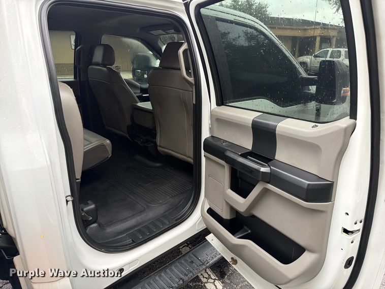 image for item DV7397 2018 Ford F350 Super Duty Crew Cab utility bed pickup truck