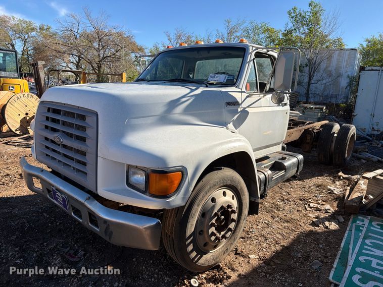image for item DV8687 1998 Ford F800 truck cab and chassis