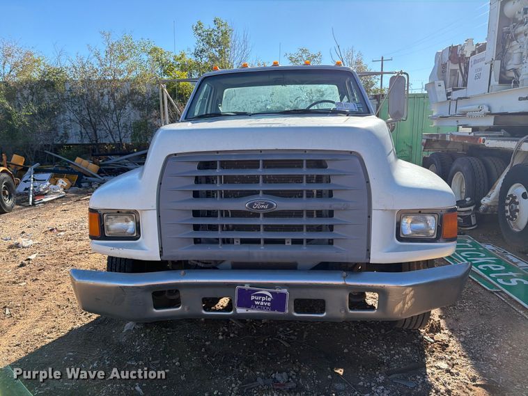 image for item DV8687 1998 Ford F800 truck cab and chassis